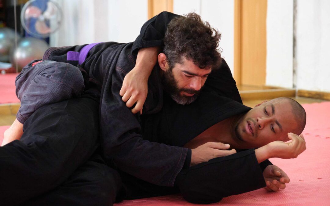 Dos luchadores de BJJ en posición de 100 kilos durante un combate